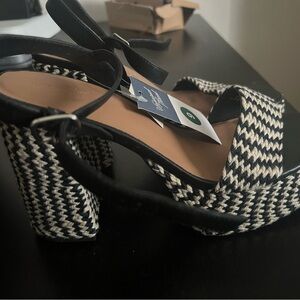 Universal Thread Black and Cream Patterned Heels